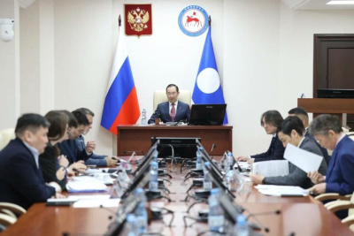 Глава Якутии рассмотрел вопросы создания Кючусского кластера месторождений / ЯСИА   