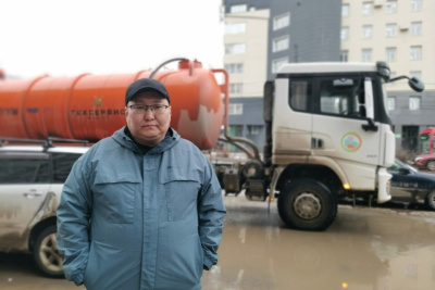 Городские службы Якутска сосредоточены на откачке талых вод из-под аварийных домов / Нарыйа Пахомова   