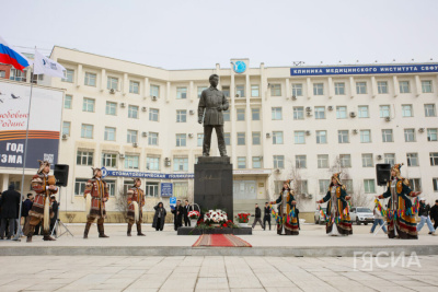 В Якутске ко Дню республики возложили цветы к памятнику Максиму Аммосову / Дьулустаан Сергеев   