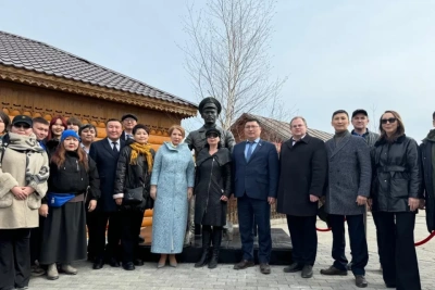 В Якутске возложили цветы к памятнику Степану Аржакову / ЯСИА   