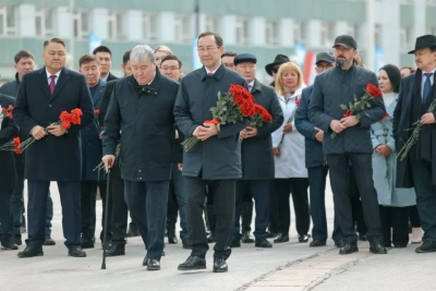 В Якутске возложили цветы к памятнику Платону Ойунскому / ЯСИА   