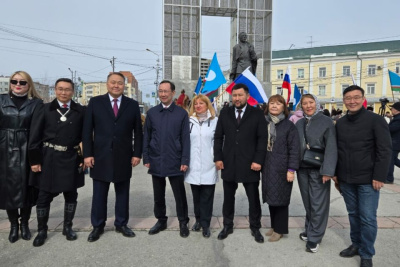 Депутаты Якутской городской Думы возложили цветы к памятникам выдающихся деятелей / ЯСИА   