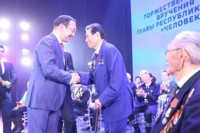 Глава Якутии вручил ветеранам юбилейные знаки к 80-летию Великой Победы / ЯСИА   