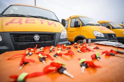 Айсен Николаев передал школам и колледжам Якутии ключи от 27 новых автобусов / ЯСИА   