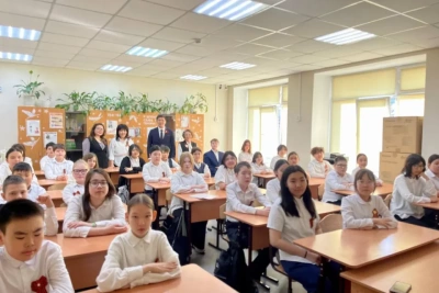 Вице-премьер Якутии провел патриотический урок для школьников ко Дню Победы / ЯСИА   