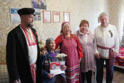 Ветерана-долгожительницу Якутска поздравили с наступающим Днем Победы / ЯСИА   