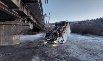 Грузовик упал с моста колесами вверх в Нерюнгринском районе / ЯСИА   