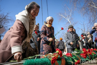 К мемориальной доске воинам-журналистам Якутии возложили цветы / Нарыйа Пахомова Якутск Якутск Республика Саха (Якутия)