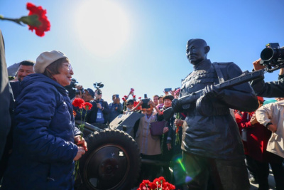 В Якутске установили памятник герою Великой Отечественной войны Гавриилу Протодьяконову / Мария Горохова   