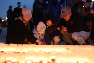 Якутяне выложили свечами надпись «Победа 80» на площади Победы / Нарыйа Пахомова   