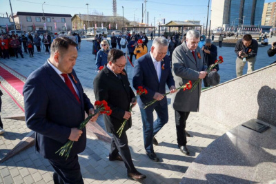 В Якутске в сквере Матери прошла церемония возложения цветов / ЯСИА   