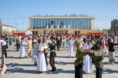 5,5 тысяч пар станцевали вальс Победы в Якутске / Николай Борисов Якутск Якутск Республика Саха (Якутия)