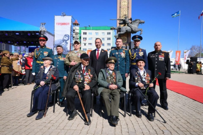 Айсен Николаев поздравил якутян с 80-летием Великой Победы на площади Победы в Якутске / ЯСИА Якутск Якутск Республика Саха (Якутия)