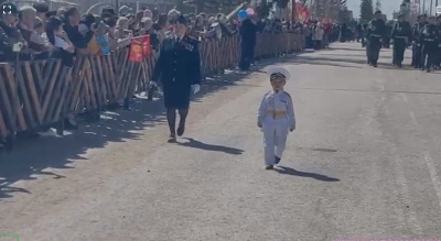 Видеофакт: маленький адмирал на параде Победы / ЯСИА  Хангаласский Республика Саха (Якутия)